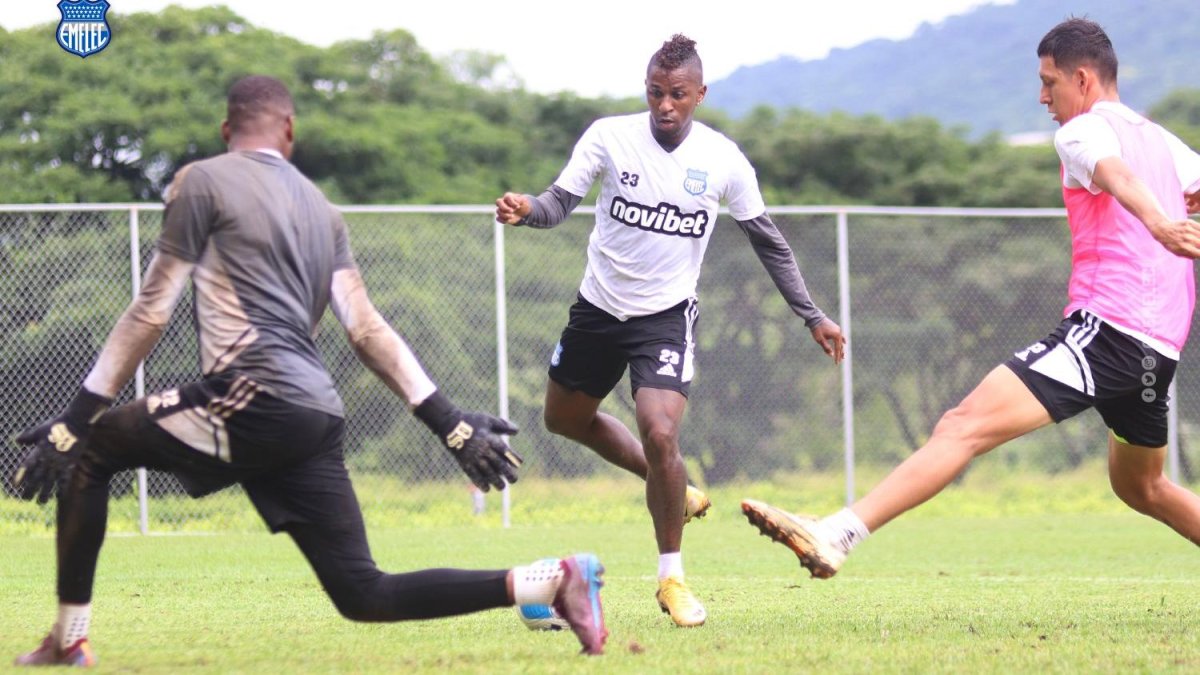 Miller Bolaños (c) en acción, durante una sesión de entrenamiento.