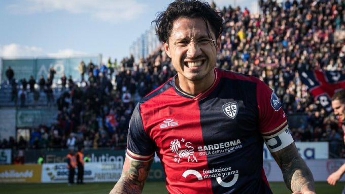 Gianluca Lapadula, italoperuano del Cagliari celebró el regreso.