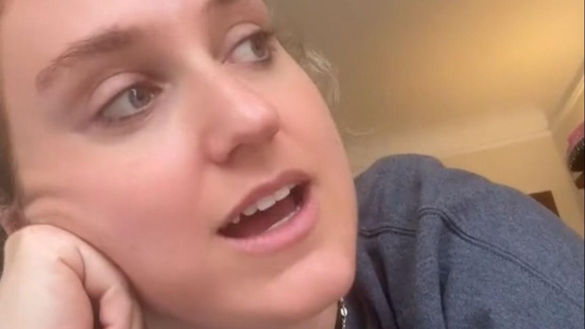 Emily Hanley explica en TikTok cómo la IA le ha quitado el trabajo y ahora la han contratado para entrenarla durante sólo 6 meses.