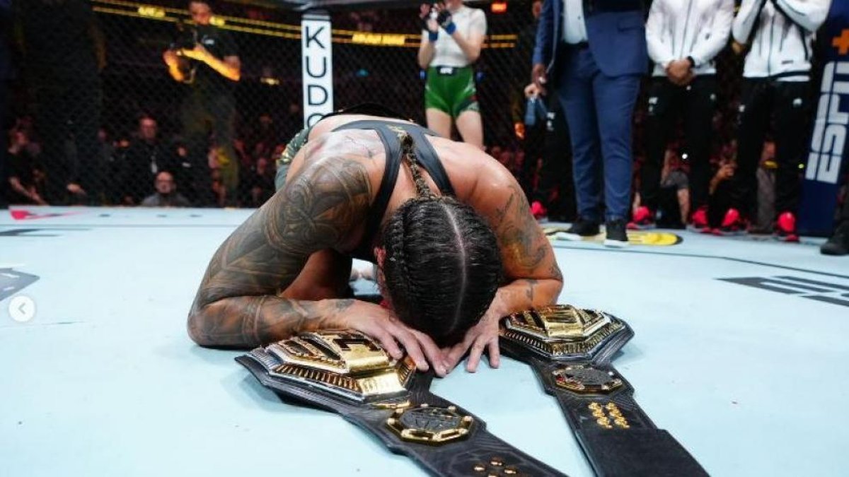 La brasilera se convirtió en la primera luchadora en ser campeona en dos divisiones simultáneamente, peso gallo y del peso pluma, se marcha tras brindar un nuevo triunfo a sus seguidores.