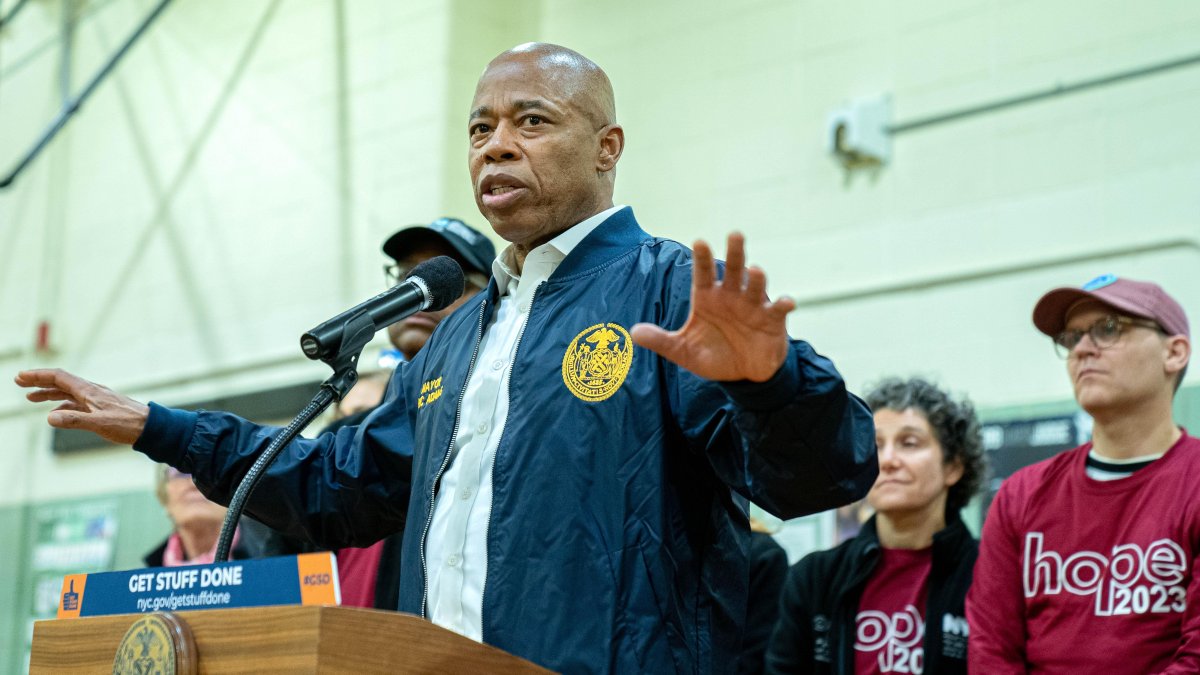 Fotografía de archivo en la que se registró al alcalde de la ciudad de Nueva York, Eric Adams (c) en Nueva York.