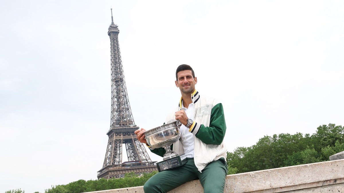 Djokovic en la foto oficial junto a la Torre Eiffel, 24 horas después de ganar.