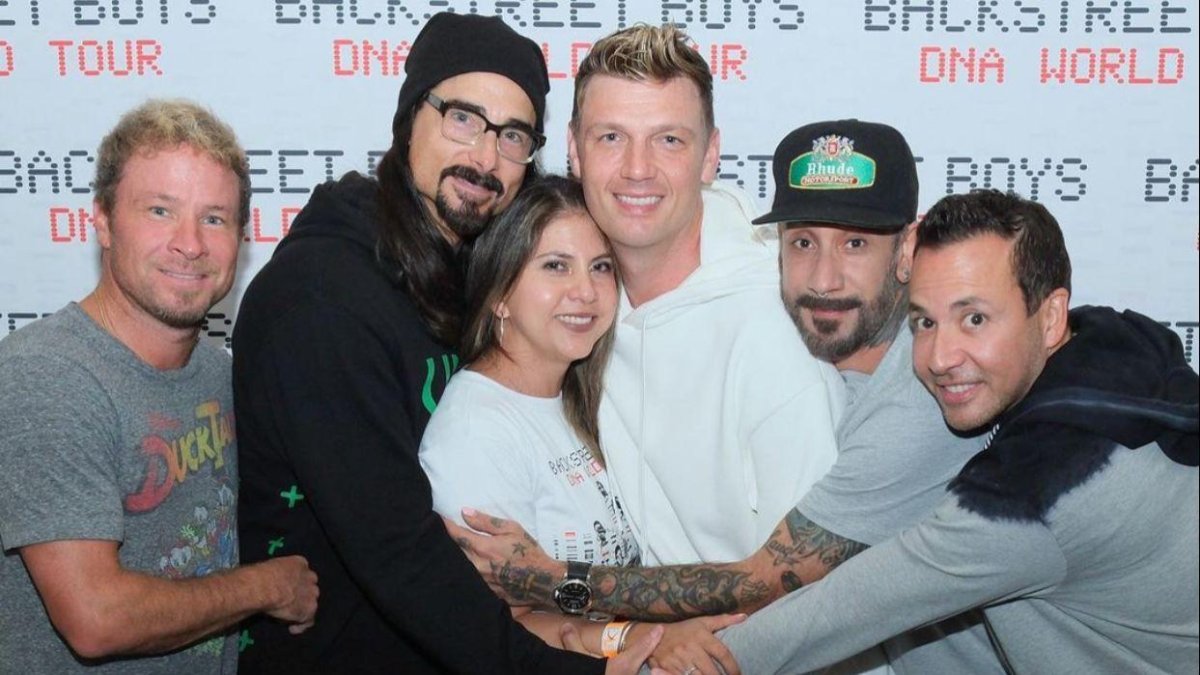 En sus redes se la puede ver disfrutando con los miembros de la banda.