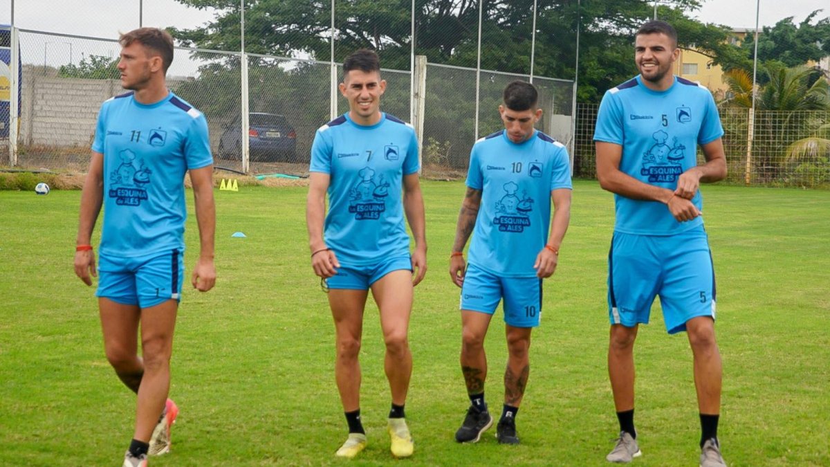 Los jugadores Juan Ruiz (7) y Brian Oyola (10) están enfocado en trabajar conF Delfín, que en la fecha 15 de la LigaPro visitará a Técnico Universitario.