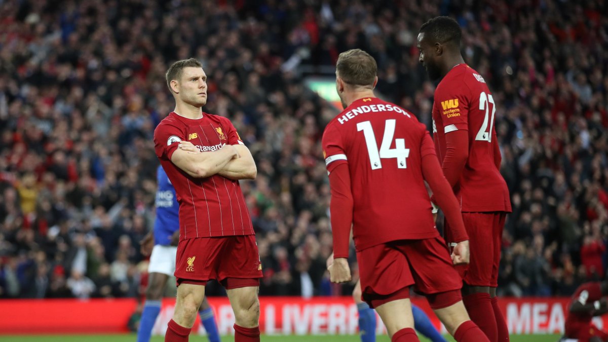 James Milner (i), exjugador del Liverpool, celebra un tanto con el Liverpool.
