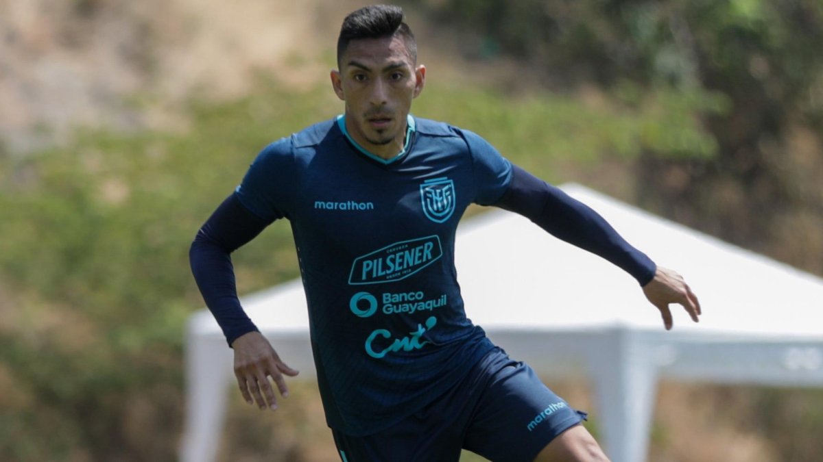 Ángel Mena, en una práctica con la selección Tricolor.