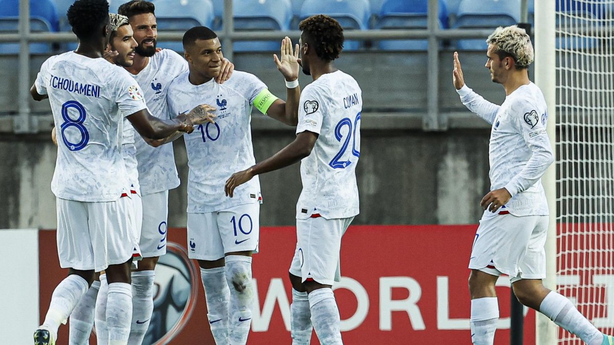 Mbappé (centro-derecha) celebra el 0-2 transitorio con sus compañeros.