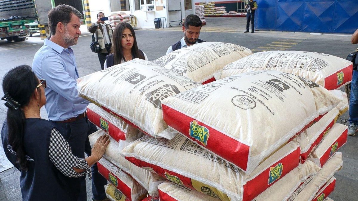 Control. El gobernador del Guayas, Francesco Tabacchi, en un operativo.