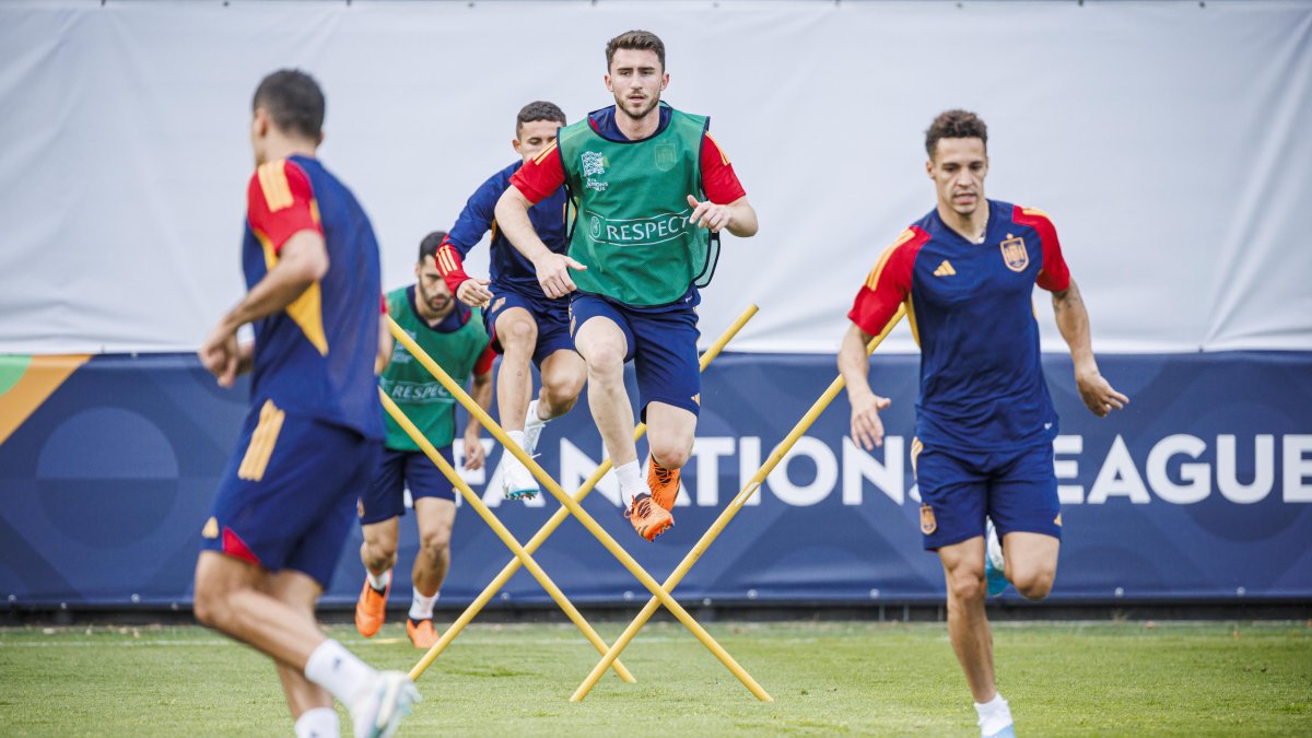 Jugadores de la selección española de fútbol durante el entrenamiento celebrado este sábado 17 de junio en la Academia del Feyenoord, en Róterdam.