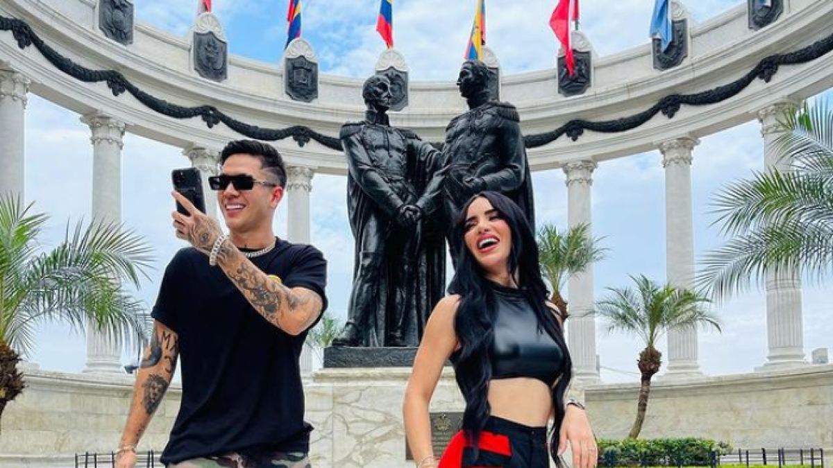Los cantantes mexicanos Kimberly Loaiza y JD Pantoja llegaron a Guayaquil la mañana del 16 de junio de 2023