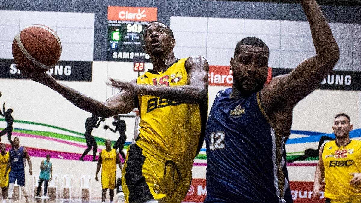 El pívot norteamericano Reggie Baker (i), de Barcelona, en acción durante un compromiso de la Liga BásquetPro.