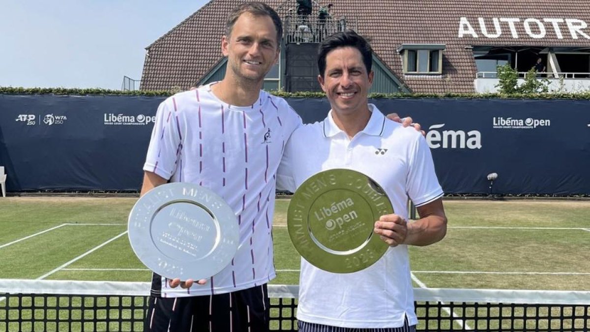 Escobar (d) en el Torneo ATP 250 de Hertogenbosch, Países Bajos, junto a su dupla el kazajo Aleksandr Nedovyesov.