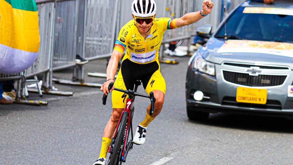 Miguel Ángel López y su festejo tras cruzar en solitario la meta de la cuarta etapa.