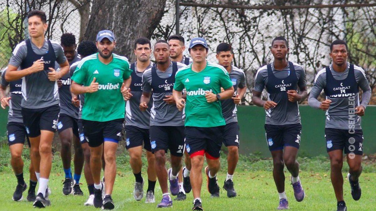 La plantilla millonaria, durante el entrenamiento matutino del miércoles 21 de junio, en el Polideportivo de Los Samanes.