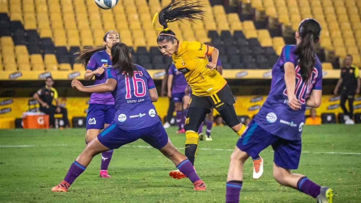 Madelen Riera (c) anotó un póker de goles en la aplastante victoria 7-0 sobre Ñusta FC.