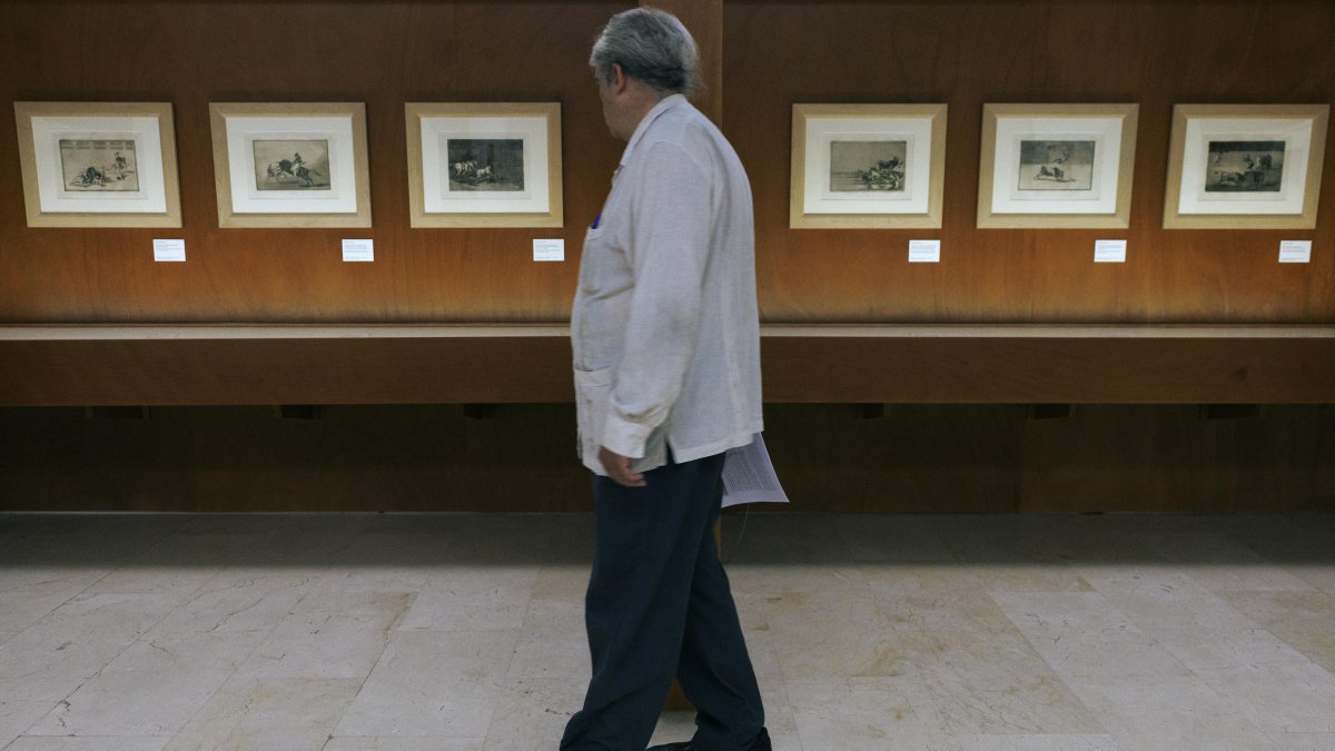 Obras. Una persona transita al pie de una de las salas del museo.