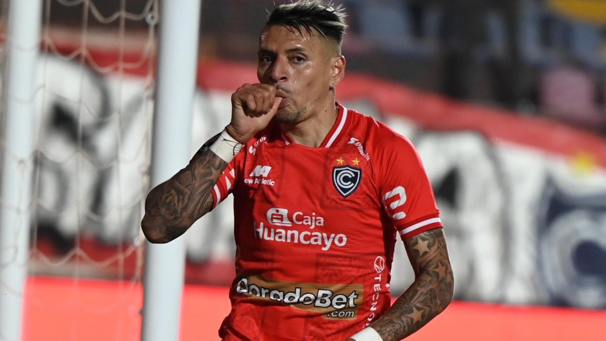 El delantero tricolor, Carlos Garcés, marcó el gol en los finales, para el 1-1 contra Universitario.