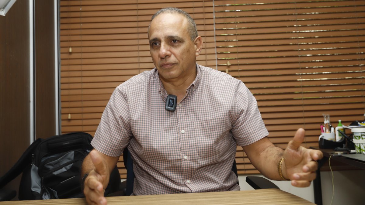 Pedro Ramos en el despacho de la Espol, donde se desempeña como catedrático.