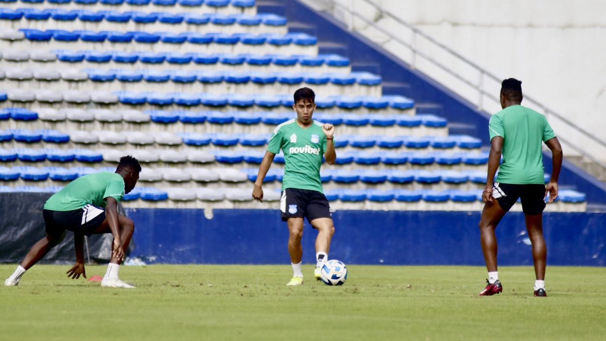 Tommy Chamba, volante azul, durante la sesión de entrenamiento del pasado 24 de junio, en el estadio George Capwell.