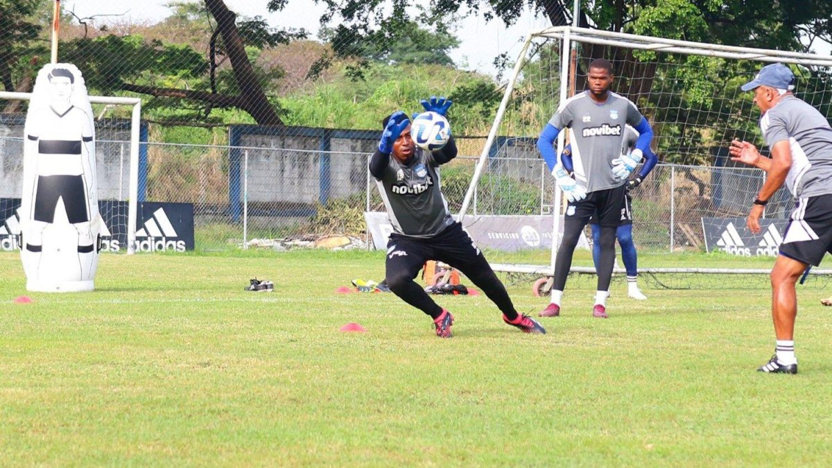 Debido a una molestia muscular, el golero Pedro Ortiz (i) es duda para el compromiso copero y en su reemplazo ingresaría Josthyn Mina (c).