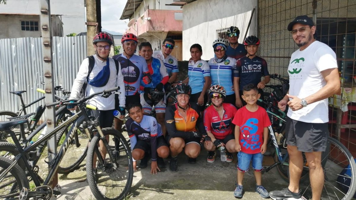 Salchipaperos recorrió 90 km a las cascadas de Copalillo.