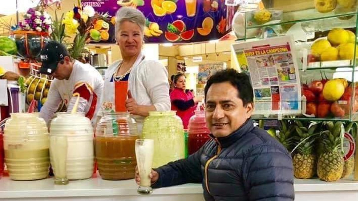 Acto. Doña Susy no dejó de atender su negocio mientras fue entrevistada.