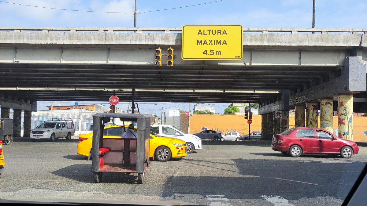 La situación en la avenidas Las Esclusas dificulta el paso seguro de quienes transitan por el sector.