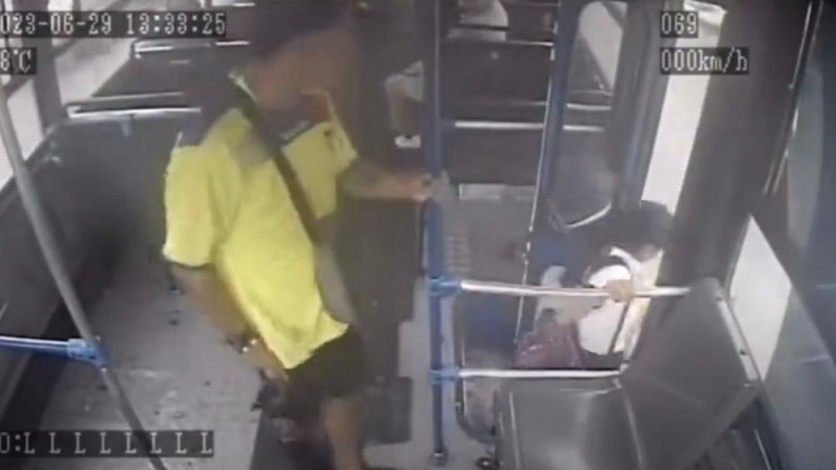 Captura de vídeo. Un sujeto se subió a un bus de la línea 79 y asaltó a los pasajeros.