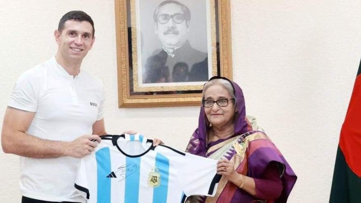 Martínez posó con las autoridades de Bangladesh y la camiseta albiceleste.