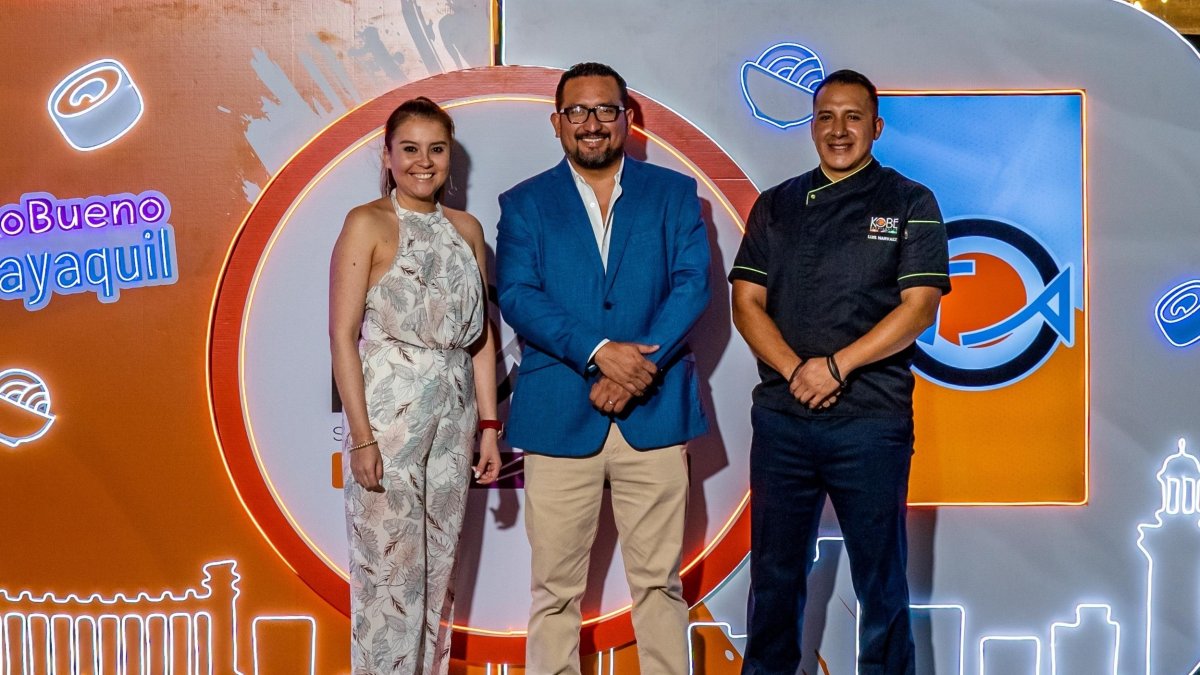 Restaurante.- Nathaly Guevara, gerente de Marketing; Kleber Molina, director general; y,

Luis Narváez, chef de Kobe Sushi & Rolls.
