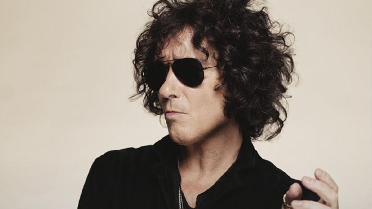 Enrique Ortiz de Landázuri , más conocido como Enrique Bunbury o simplemente Bunbury, es un cantante, compositor y músico español.