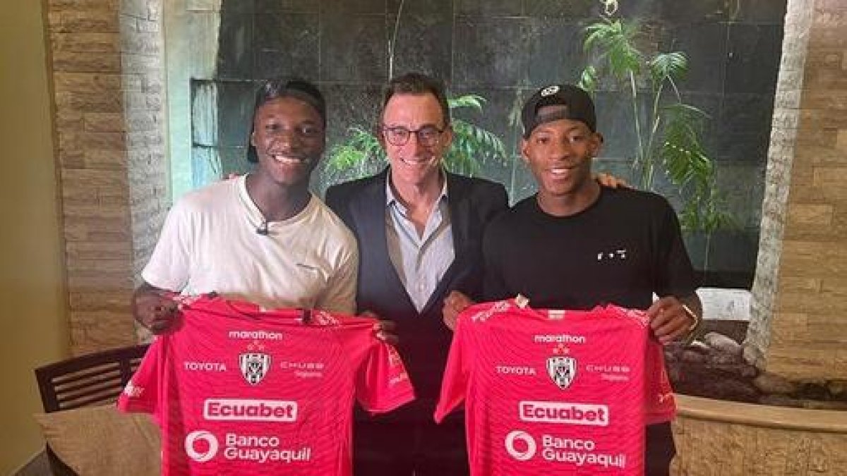 Moisés Caicedo (i) y Gonzalo Plata (d), junto a Michel Deller, presidente de Independiente del Valle, equipo donde ambos tuvieron sus inicios.