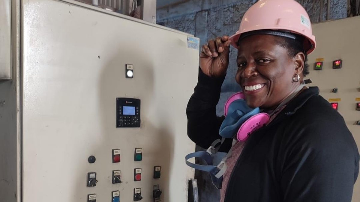 Carmita es la encargada de supervisar la logística interna en una empresa metalúrgica ecuatoriana con sede en San Luis Potosí, México. A veces, apoya con la producción.