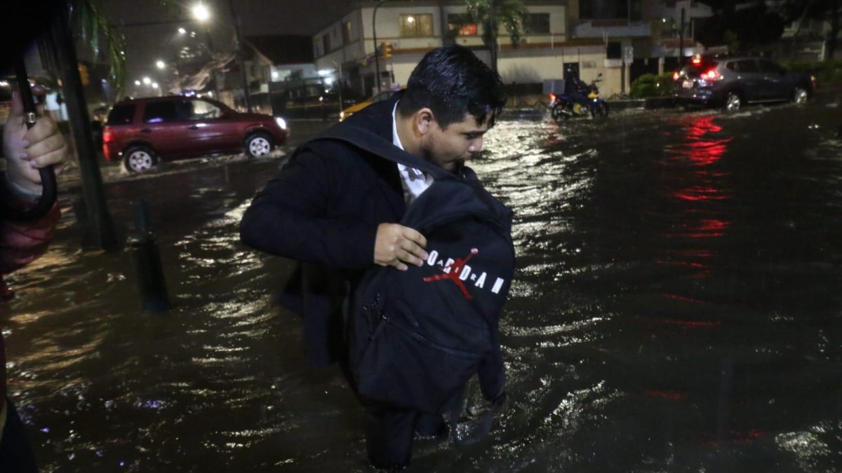 Veredas. La lluvia desbordó todo a su paso y en distintos barrios tapó las aceras.