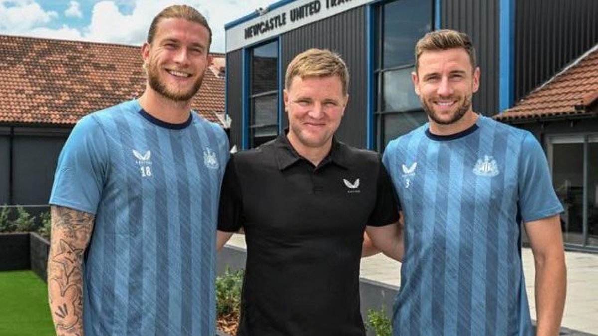 Karius (i) extendió su vínculo con las urracas, al igual que el lateral Paul Dummett (d) por una temporada más.