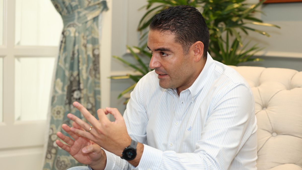 Alcalde de Samborondón, en su segunda administración. Es ingeniero en Ciencias Empresariales, graduado en la Universidad de Especialidades Espíritu Santo. 