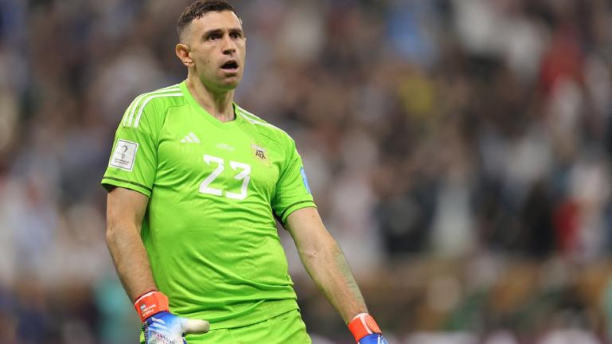 Emiliano Martínez ataja un penal y festeja con 'bailecito' en la final del Mundial de Qatar 2022 en la que Argentina derrotó a Francia.