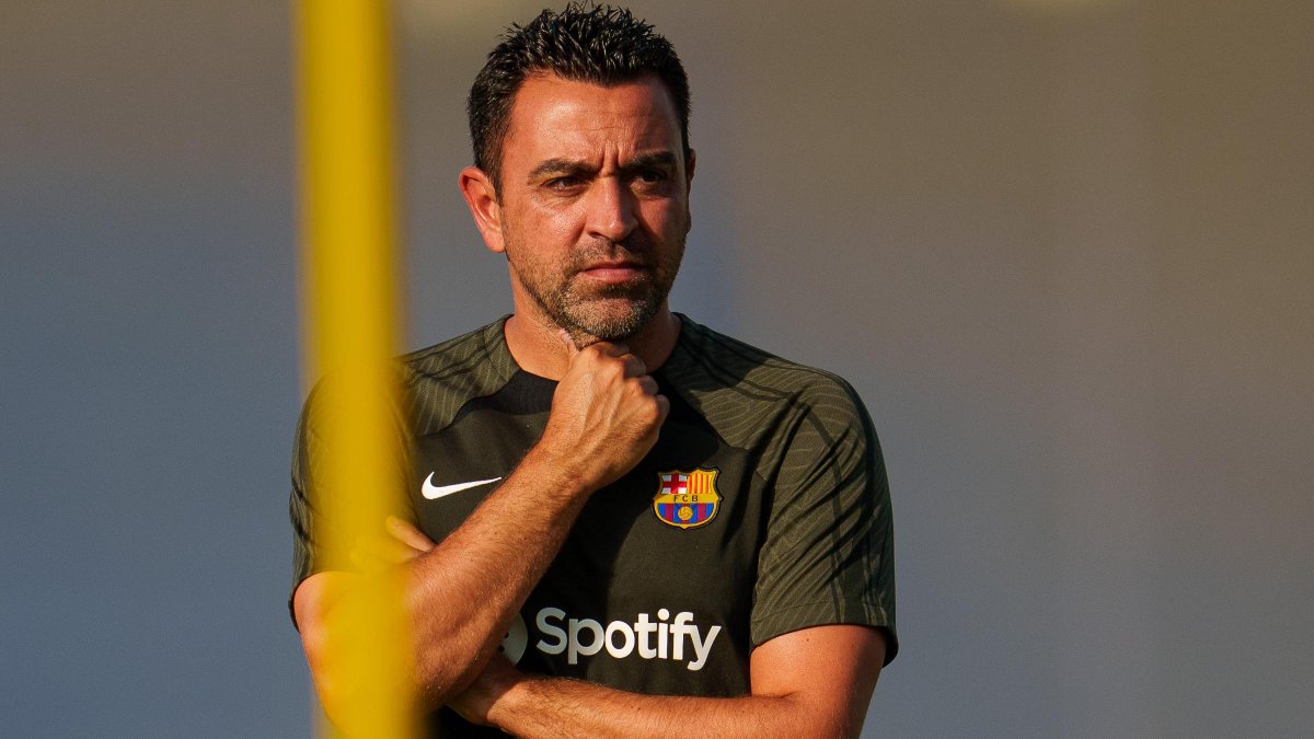 Xavi Hernández dirigió el primer entrenamiento de la temporada.
