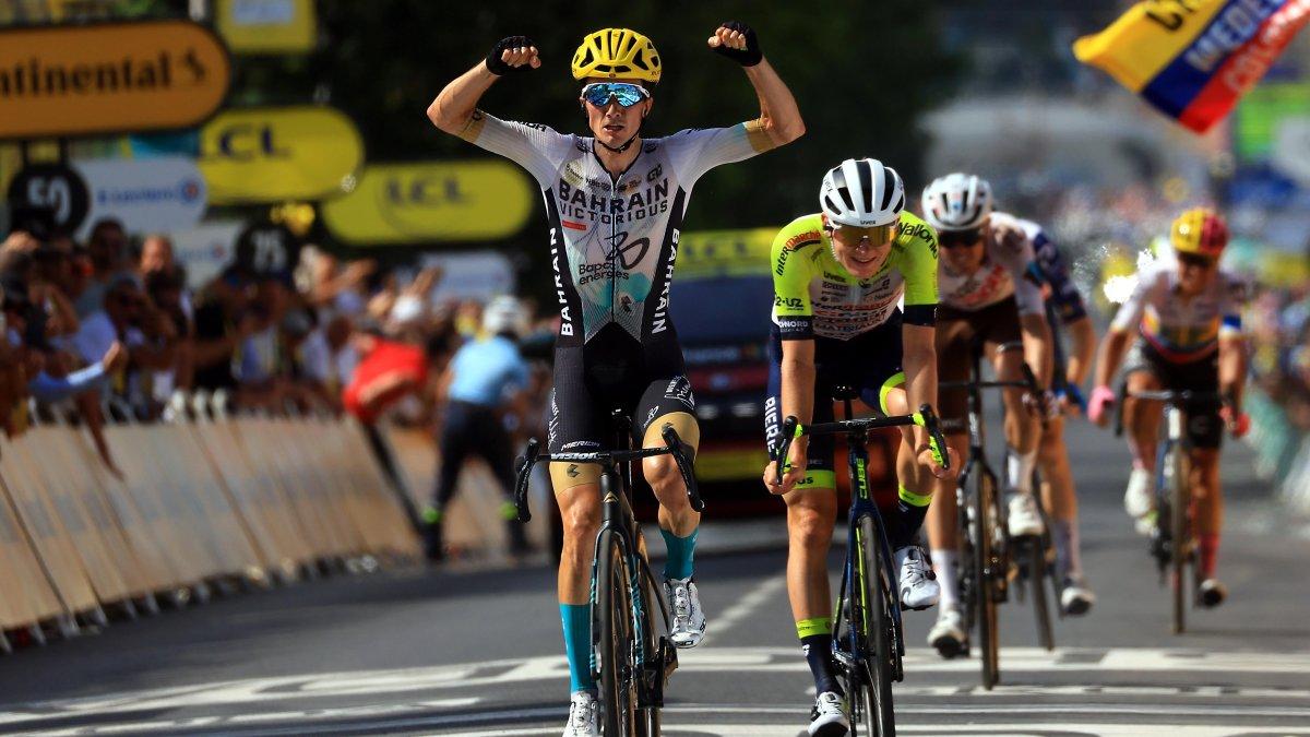 El ciclista español Pello Bilbao del equipo Bahrain-Victorious (i) gana por delante del ciclista alemán Georg Zimmermann del equipo Intermarche-Circus-Wanty la décimo etapa del Tour de Francia 2023.