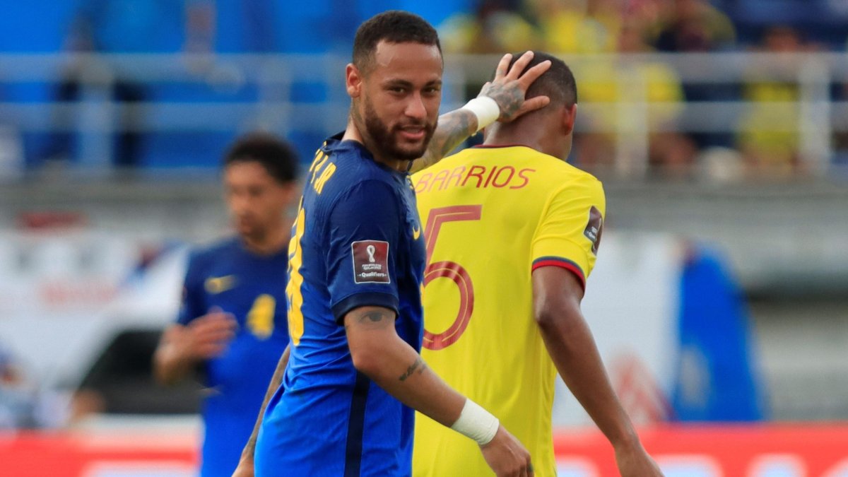 Neymar durante un partido contra la seleccion colombiana de fútbol.