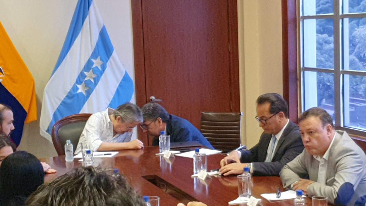 El presidente Lasso (i), Sebastián Corral y Juan Zapata, en silencio tras intento de soborno.