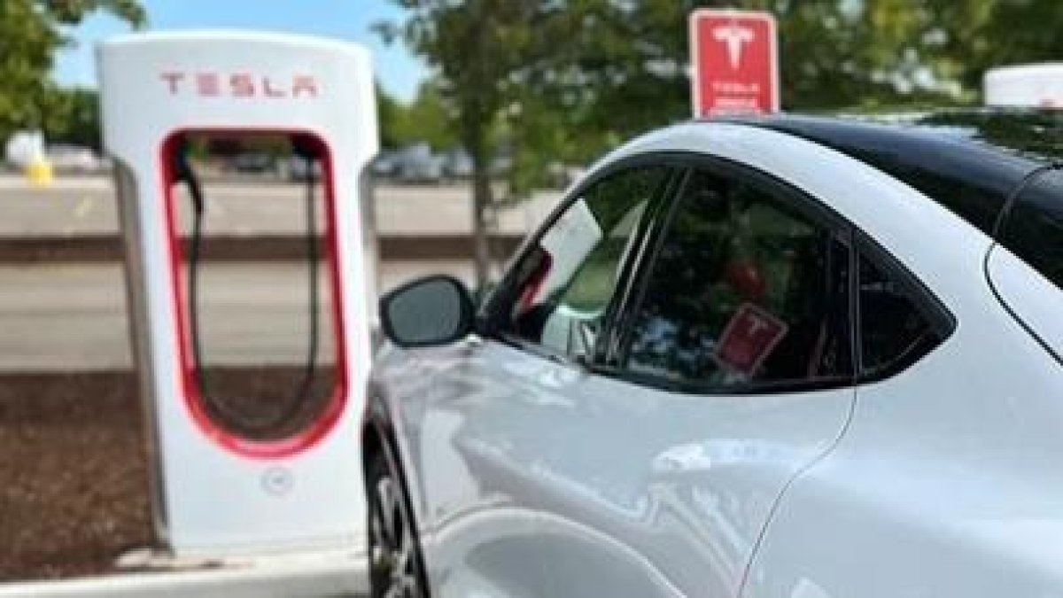 Tesla sigue marcando la diferencia con sus vehículos eléctricos.