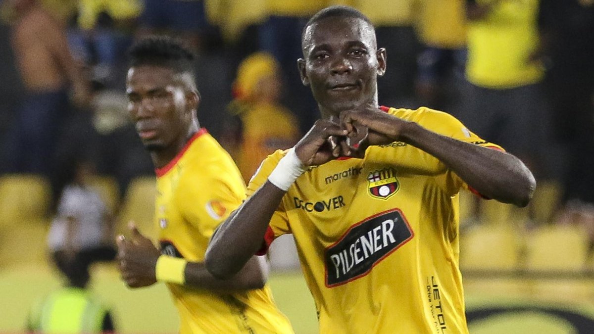 Janner Corozo, de Barcelona, celebra su gol ante Estudiantes en el estadio Monumental en Guayaquil.