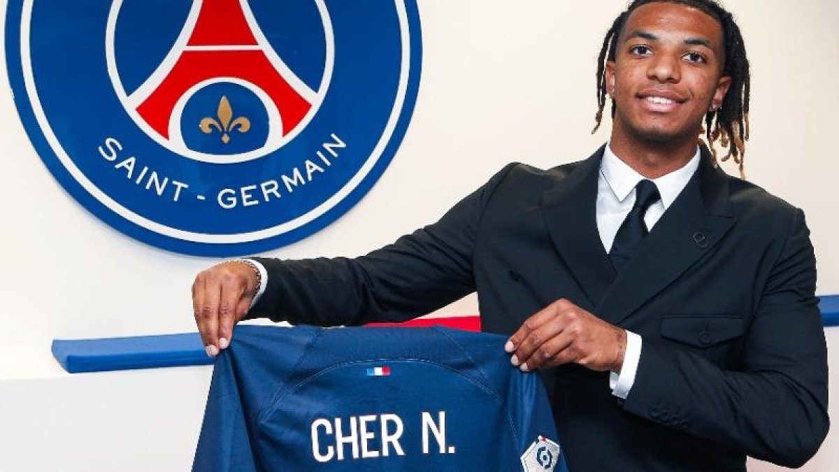 Cher Ndour, posa mostrando la blusa del PSG con el dorsal número 2028, año que finaliza contrato.