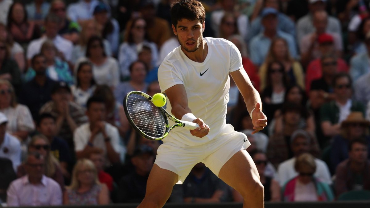 Carlos Alcaraz de España en acción durante su partido de cuartos de final de individuales masculinos contra Holger Rune de Dinamarca.