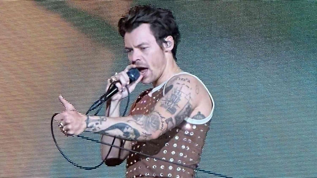 Harry Styles ha sido la nueva víctima de esta modalidad de lanzar teléfonos a los artistas cuando están sobre el escenario.
