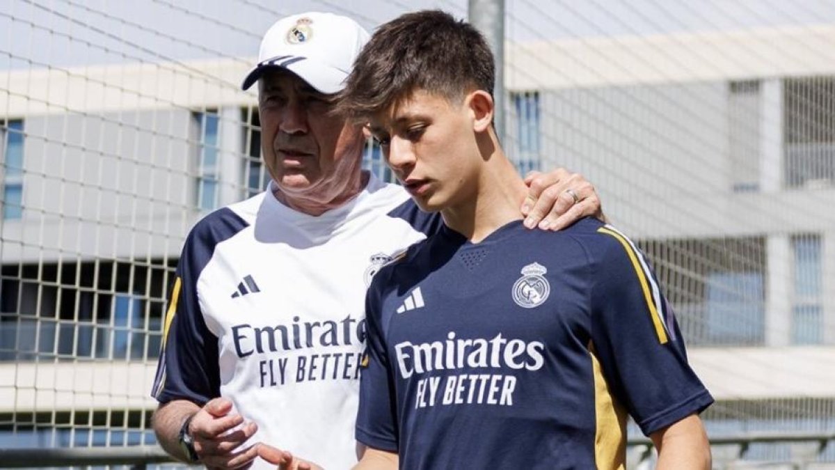 Arda Güler (d) conversa con su entrenador Carlo Ancelotti.