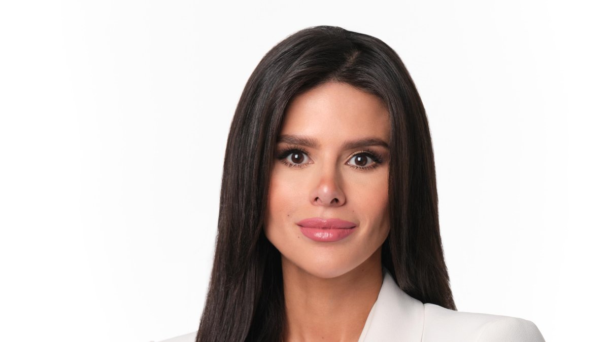 Es abogada y comunicadora. Tiene maestrías en Derecho Constitucional y Argumentación Jurídica.