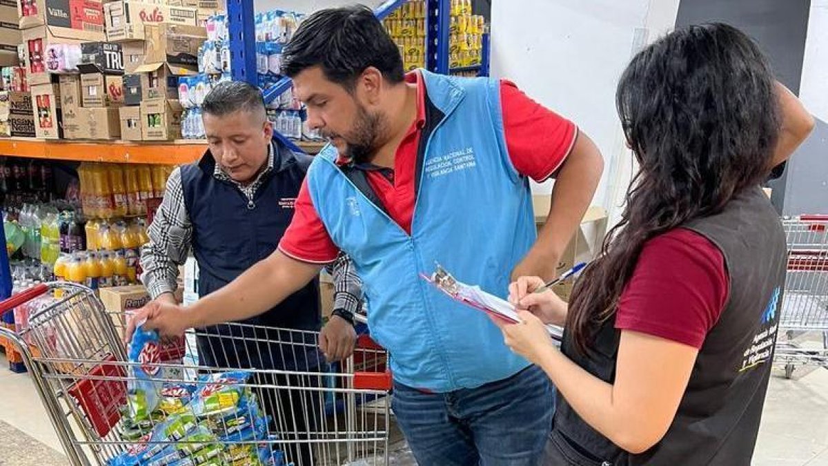 Control.- Técnicos de Arcsa y Agrocalidad realizan un operativo de productos lácteos.