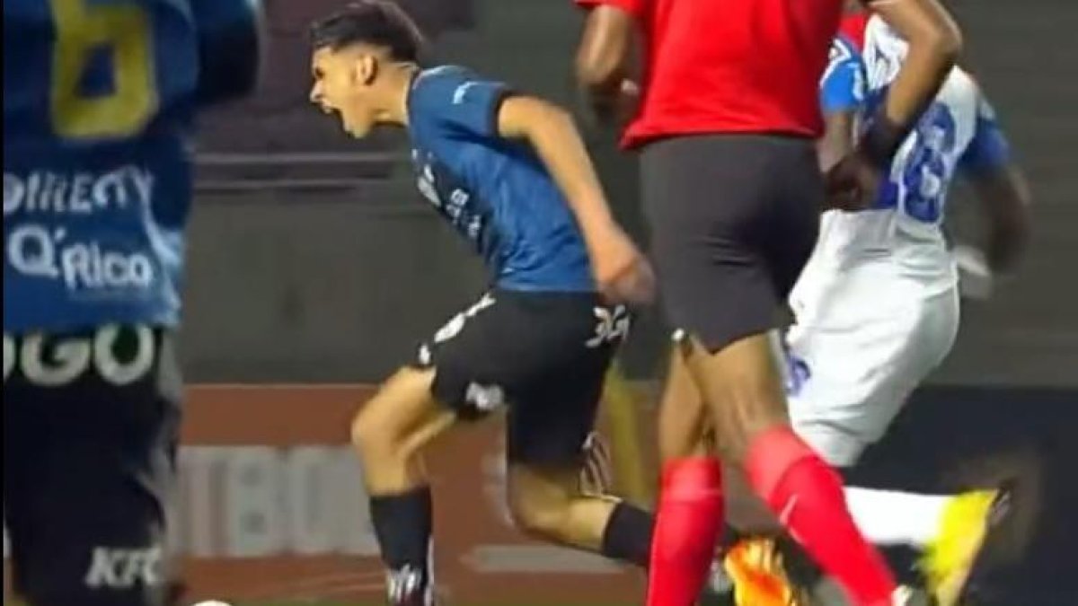 Kendry Páez (c), de Independiente, recibe una falta de Adama Traoré, de Cerro.